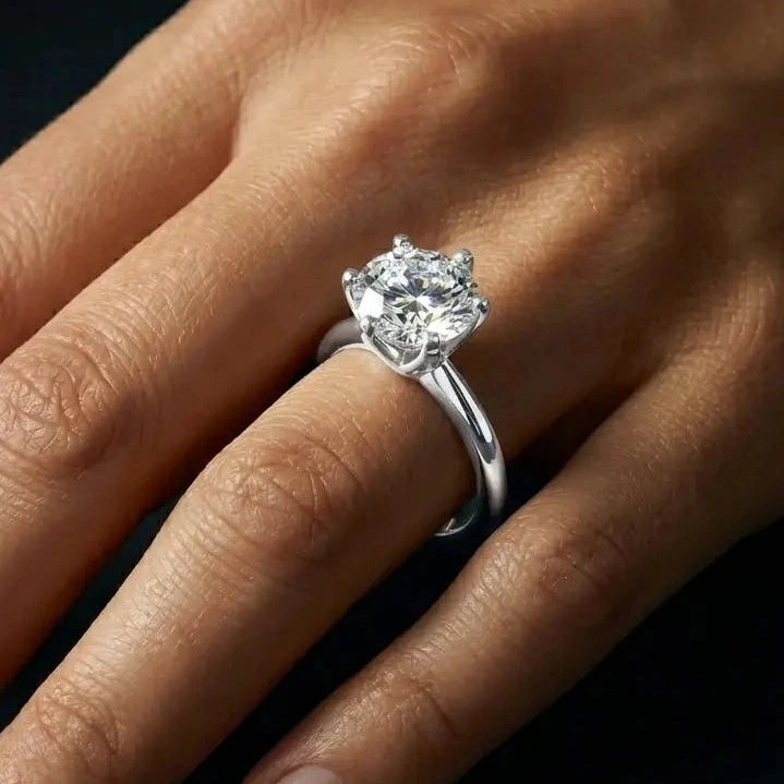 Lumière Solitaire Ring · Moissanite