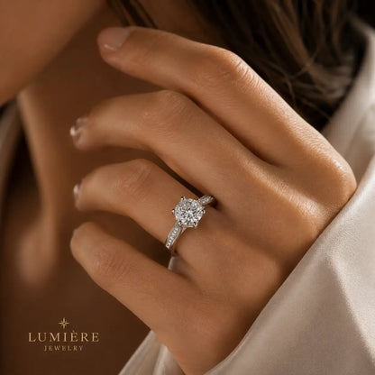 Grand Solitaire Ring · Brilliant-Cut Stone