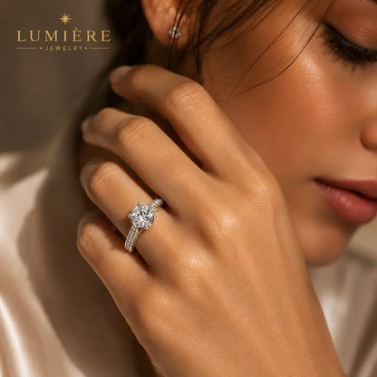 Grand Solitaire Ring · Brilliant-Cut Stone
