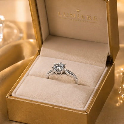 Grand Solitaire Ring · Brilliant-Cut Stone