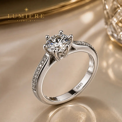 Grand Solitaire Ring · Brilliant-Cut Stone
