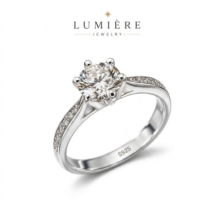 Grand Solitaire Ring · Brilliant-Cut Stone